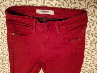 Pantalones pitillo negro y rojo