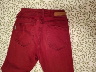 Pantalones pitillo negro y rojo