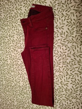 Pantalones pitillo negro y rojo