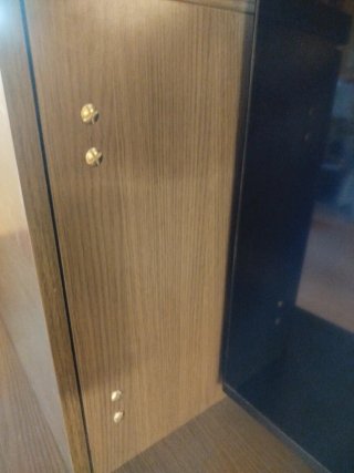 Mueble de salón gris y naranja.