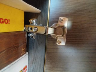 Mueble de salón gris y naranja.