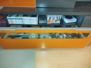 Mueble de salón gris y naranja.