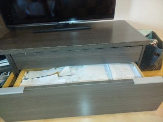Mueble de salón gris y naranja.