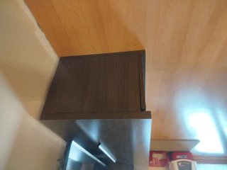 Mueble de salón gris y naranja.