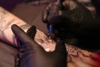Tatuador con Certificado por la Junta de Andalucía