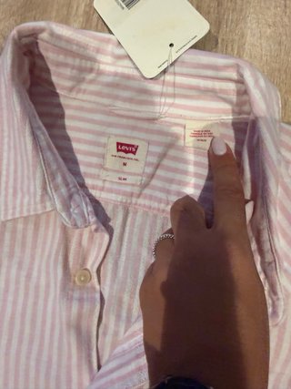 Camisa Levi's de rayas rosas