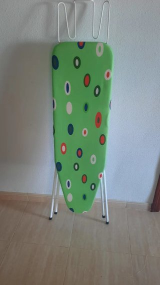 Mesa de planchar verde con círculos