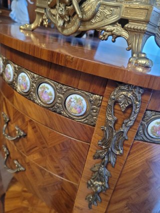 Tavolino in legno con ceramica e metallo