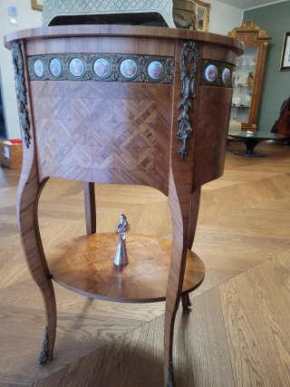 Tavolino in legno con ceramica e metallo