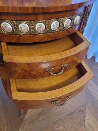 Tavolino in legno con ceramica e metallo