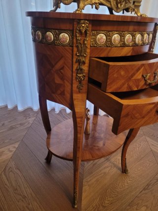 Tavolino in legno con ceramica e metallo