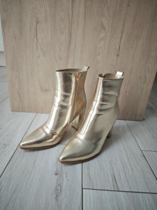 Botas de tacón doradas