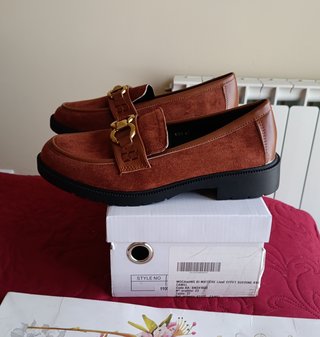 Mocasines camel con joya dorada talla 37