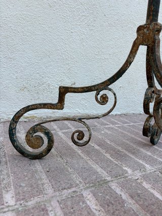 Macetero de hierro forjado antiguo