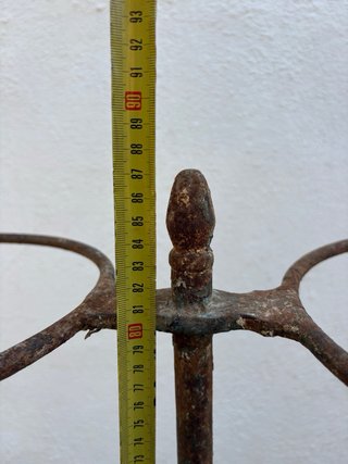 Macetero de hierro forjado antiguo