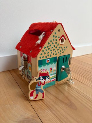 Casa de madera con puertas y cerraduras