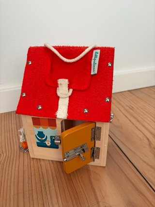Casa de madera con puertas y cerraduras