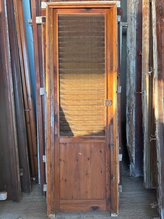 Puerta de despensa antigua