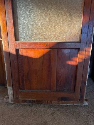 Puerta antigua madera cristalera