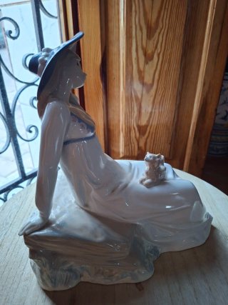 Figura Rex Valencia Porcelana Mujer Perro