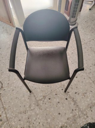 Silla negra de oficina/sala de espera