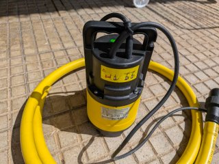 Bomba de agua sumergible amarilla