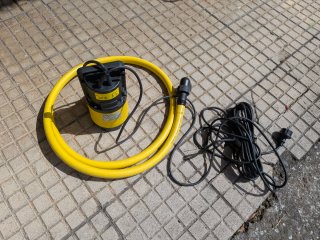 Bomba de agua sumergible amarilla