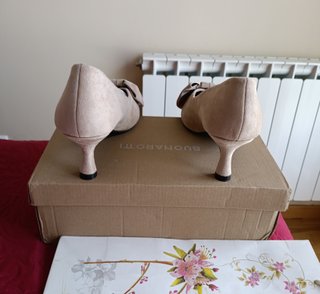 Elegantes zapatos tacón beige lazo nuevos 39