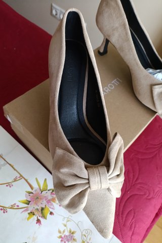 Elegantes zapatos tacón beige lazo nuevos 39