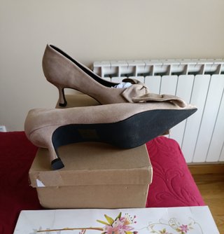 Elegantes zapatos tacón beige lazo nuevos 39