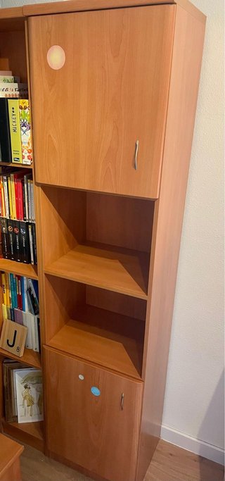 Estantería de madera con compartimentos