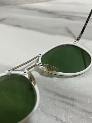 Gafas de sol Ray-Ban plateadas y blancas