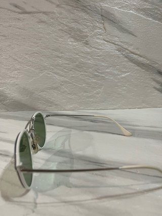 Gafas de sol Ray-Ban plateadas y blancas