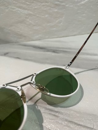 Gafas de sol Ray-Ban plateadas y blancas