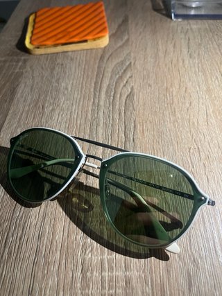 Gafas de sol Ray-Ban plateadas y blancas
