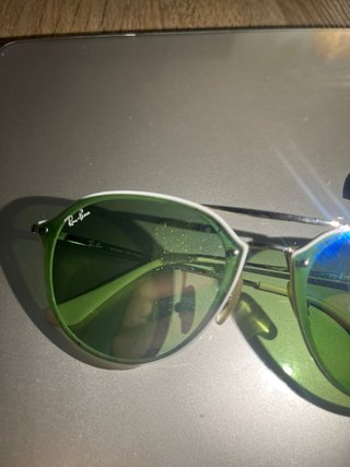 Gafas de sol Ray-Ban plateadas y blancas
