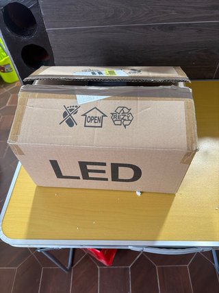 Lámpara de pared LED con mando a estrenar