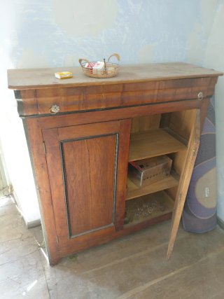 Mueble de madera antiguo