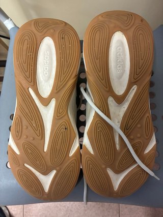 Zapatillas Adidas Beige y Blancas