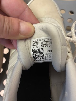 Zapatillas Adidas Beige y Blancas