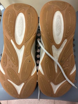 Zapatillas Adidas Beige y Blancas