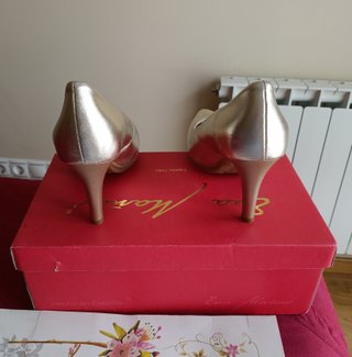 Zapatos de tacón piel dorados talla 40 de 93€