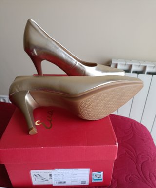 Zapatos de tacón piel dorados talla 40 de 93€