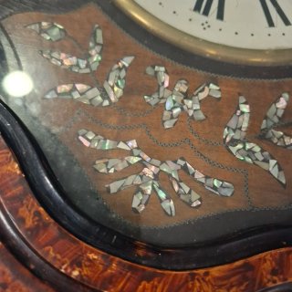 Reloj ojo de buey antiguo decorado
