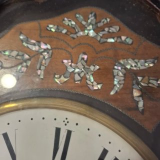 Reloj ojo de buey antiguo decorado