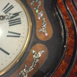 Reloj ojo de buey antiguo decorado