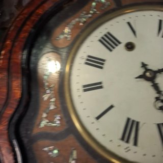 Reloj ojo de buey antiguo decorado
