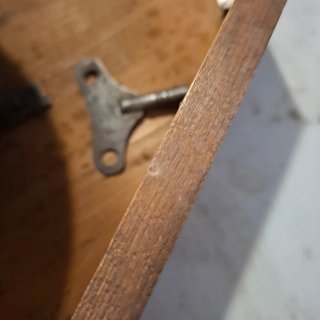 Reloj ojo de buey antiguo decorado