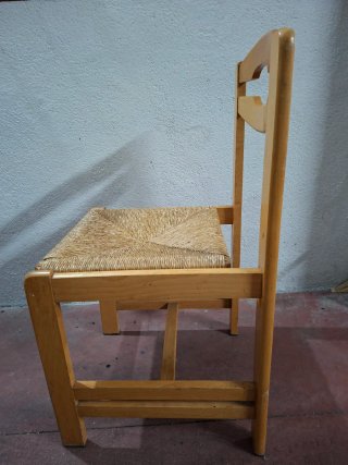 Silla de madera y fibras naturales tejidas