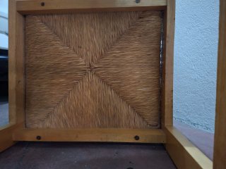 Silla de madera y fibras naturales tejidas